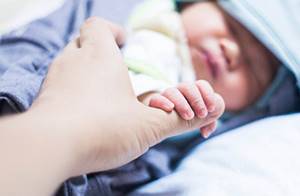 Как сделать клизму новорожденному , грудничку при запоре, сколько воды, правила