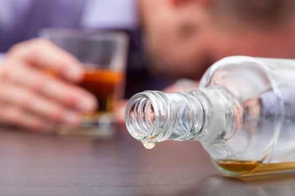 Что делать при алкогольном отравлении: что принимать и чем лечить в домашних условиях