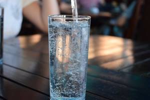 Польза минеральной воды при повышенной кислотности желудка - какую пить?