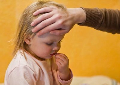 Ребенка тошнит и рвет, температуры и поноса нет: причины и лечение