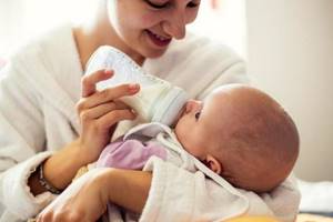 Пенистый стул у грудничка - причины кала с пеной у новорожденного
