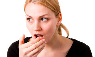 Запах кала изо рта: причины и лечение, от тела человека пахнет фекалиями