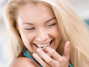 Причины неприятного запаха изо рта при здоровых зубах, лечение