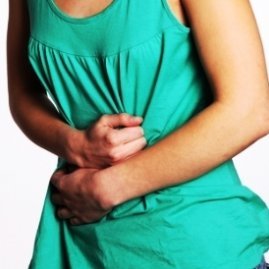 Болит живот слева под ребрами: причины сильно боли внизу, колющие боли при выдохе
