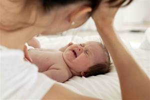 Пенистый стул у грудничка - причины кала с пеной у новорожденного