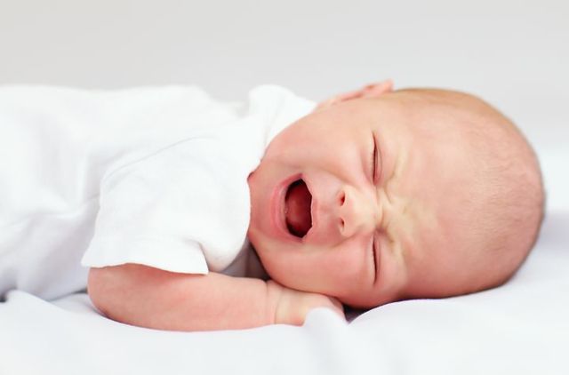 Почему повышается температура и болит живот у ребенка