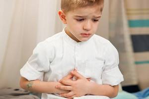 Острая схваткообразная боль в животе у ребенка: основные причины