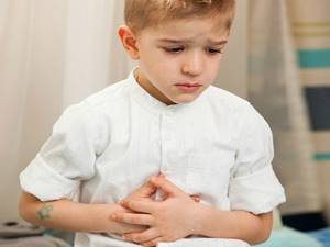 У ребенка сильно болит живот в районе пупка, основные причины